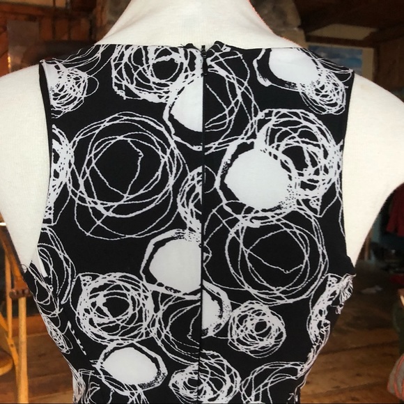 Flattering black and white dress - Picture 11 of 12